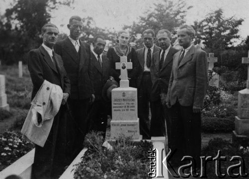 1943, Craiova, Rumunia.
Polscy uchodźcy przy grobie Józefa Misteckiego na cmentarzu katolickim w Craiovej. Drugi od lewej stoi Jan Stasiak.
Fot. NN, zbiory Ośrodka KARTA, udostępniła Teresa Janiszewska.