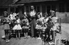 27.06.1943, Craiova, Rumunia.
Dyrektor polskiej szkoły pan Gajer w otoczeniu uczennic I klasy w dniu swoich imienin.
Fot. NN, zbiory Ośrodka KARTA, udostępniła Teresa Janiszewska.