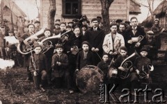 1932, Basów Kąt, pow. Równe, Wołyń, Polska
Szkolna orkiestra, w środku stoi nauczyciel muzyki Jakub Głodek.
Fot. NN, zbiory Ośrodka KARTA, udostępnił Tadeusz Walik.

