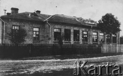 1937, Basów Kąt, pow. Równe, Wołyń, Polska
Szkoła we wsi.
Fot. NN, zbiory Ośrodk KARTA, udostępnił Tadeusz Walik.

