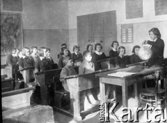 1945, Czkałowsk, Moskiewska obł., ZSRR.
Lekcja geografii. Na zdjęciu dzieci z Domu Dziecka, w pierwszej ławce Zenon Ziembicki i Zenon Kabza.
Fot. NN, zbiory Ośrodka KARTA, udostępnił Zenon Ziembicki
