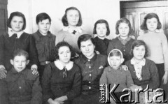 1945, Czkałowsk, Moskiewska obł., ZSRR.
Dzieci z Domu Dziecka w Czkałowsku. Od lewej w górnym szeregu: Jadwiga Kloc, Zenon Ziembicki, Felicja Tajs, Krystyna Indyk, Emilia Bogacka, Bronisława Olejarz; w dolnym rzędzie - dzieci z innej grupy wraz z wychowawczynią, wszystkie nierozpoznane.
Fot. NN, zbiory Ośrodka KARTA, udostępnił Zenon Ziembicki