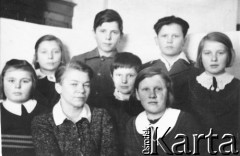 1945, Czkałowsk, Moskiewska obł., ZSRR.
Grupowi poszczególnych grup dzieci w Domu Dziecka w Czkałowsku wraz z dyrektor domu Jadwigą Kruk. Od lewej: Anna Świątek, Najda, dyr. Jadwiga Kruk, Zenon Ziembicki, Adela Bochenek, Halina Górska, Eugeniusz Kwoka, Zofia Krzeczkowska.
Fot. NN, zbiory Ośrodka KARTA, udostępnił Zenon Ziembicki