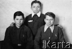 1945, Czkałowsk, Moskiewska obł., ZSRR.
Dzieci w Domu Dziecka w Czkałowsku. Od lewej: Zenon Ziembicki, Zenon Kabza, Przemysław Kruk (syn dyrektor domu Jadwigi Kruk).
Fot. NN, zbiory Ośrodka KARTA, udostępnił Zenon Ziembicki