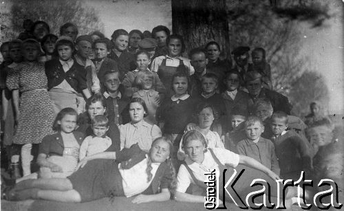 1945, Daniłówka, Kirowska obł., ZSRR.
Dzieci i personel Polskiego Domu Dziecka. Na fotografii: Regina Mamzerowska (wychowawczyni), Maria Kozakiewicz (kucharka), Irena Jakubowska (wychowawczyni), Rożkowa (stróż), Pessa Szon, Chanecka, Zofia Mamzerowska (wychowawczyni), Tadeusz Niemczyk, Jan Owoc, Chanecki (magazynier), Alfred Wąsicki, Anna Tumiłowicz, Wincenty Tumiłowicz (kierownik), Władysława Tumiłowicz (wychowawczyni), Zofia Korowajska, Irena Jaroszyńska, Mieczysława Wojnar, Janina Kużbiel, Bogdan Niemczyk, Józef Majka, Czesław Mamzerowski, Halina Stelmaszyk, Marian Cichy, Bogdan Chanecki, Franciszek Żurek, Stanisław Kata, Władysław Samek, Helena Antkiewicz, Władysława Oracz, Władysława Cyganik, Władysława Wojnar, Mieczysław Zieliński, Marian Kozak, Antonina Tumiłowicz, Jadwiga Kozak, Teresa Majka.
Fot. NN, zbiory Ośrodka KARTA, udostępnił Jerzy Niemczyk
