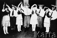 1945, Daniłówka, Kirowska obł., ZSRR.
Polskie dzieci w Domu Dziecka nr 2 w Daniłowce. Od lewej stoją: Janina Kużbiel, Czesław Mamzerowski, Irena Jaroszyńska, Stanisław Kata, Zofia Korowajska, Władysław Samek, Teresa Majka, Bogdan Niemczyk.
Fot. NN, zbiory Ośrodka KARTA, udostępnił Jerzy Niemczyk