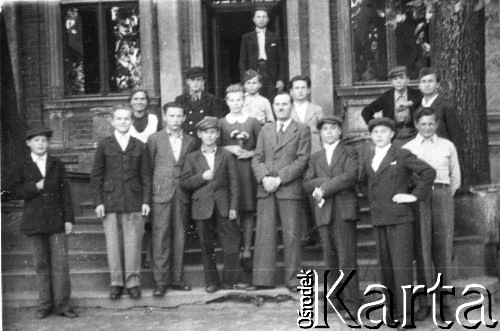 Lipiec 1946, Zdziechowa k. Gniezna, woj. poznańskie, Polska
Chłopcy polscy po powrocie do Polski z Domów Dziecka w ZSRR.
Fot. NN, zbiory Ośrodka KARTA, udostępnił Jerzy Niemczyk