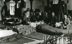 1940, Targu-Jiu, Rumunia.
Polscy żołnierze internowani w Rumunii; na zdjęciu kilkunastu mężczyzn siedzących na pryczach w baraku.
Fot. NN, zbiory Ośrodka KARTA, udostępniła Barbara Tobijasiewicz.