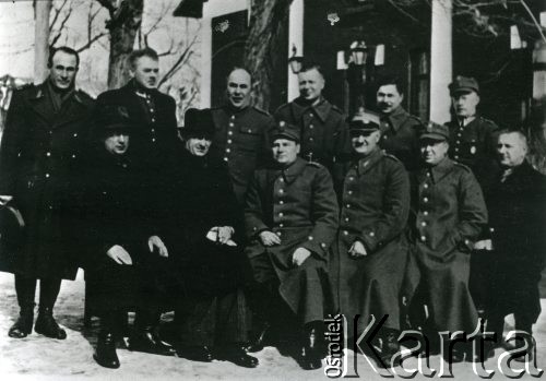 1940, Baile Govora, Rumunia.
Polscy wojskowi w obozie internowania - cywile i mundurowi pozują do fotografii przed budynkiem.
Fot. NN, zbiory Ośrodka KARTA, udostępniła Barbara Tobijasiewicz.