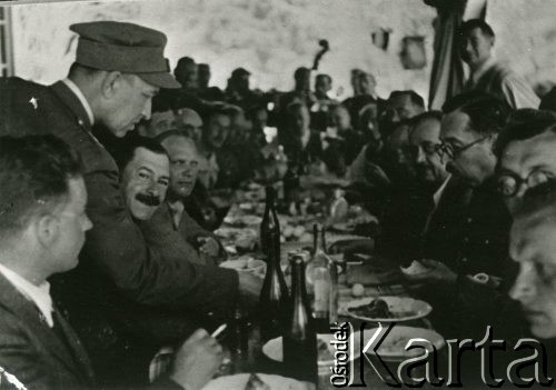 1940, Baile Govora, Rumunia.
Polscy wojskowi w obozie internowania, grupa mężczyzn siedzi przy zastawionym stole.
Fot. NN, zbiory Ośrodka KARTA, udostępniła Barbara Tobijasiewicz.