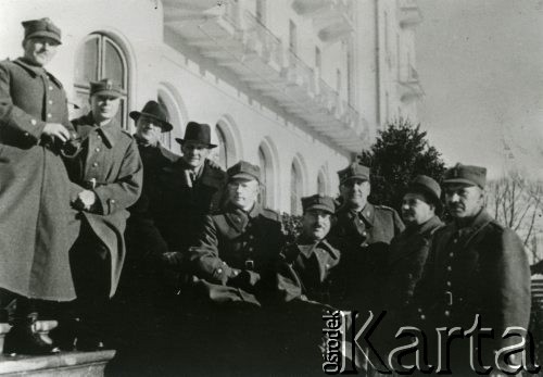 1940, Baile Govora, Rumunia.
Grupa polskich wojskowych przed budynkiem.
Fot. NN, zbiory Ośrodka KARTA, udostępniła Barbara Tobijasiewicz.