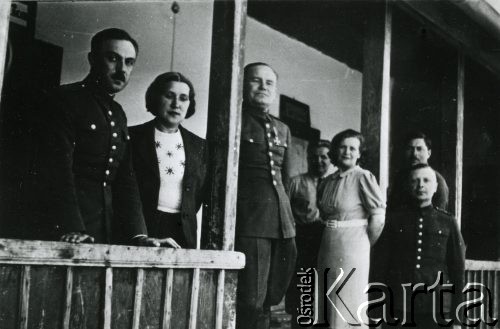 1940, Targu- Jiu, Rumunia.
Polscy oficerowie w obozie internowania, mężczyźni w mundurach i dwie kobiety stoją na ganku domu.
Fot. NN, zbiory Ośrodka KARTA, udostępniła Barbara Tobijasiewicz.