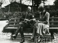 23.05.1940, Targoviste, Rumunia.
Ludomir i Janina Stankiewiczowie na ławce w obozie internowania polskich żołnierzy, w tle ogrodzenie z drutu kolczastego.
Fot. NN, zbiory Ośrodka KARTA, udostępnił Bogdan Stankiewicz.