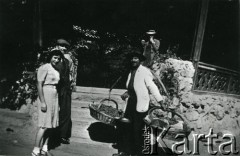 Październik 1939, Botoszany, Rumunia.
Polscy uchodźcy w Rumunii podczas II wojny światowej, winobranie. Po lewej Irena Czapińska i naczelnik wydziału w Departamencie Finansowo-Budżetowym MSW - Krajewski, obok mężczyzna z koszami winogron.
Fot. NN, zbiory Ośrodka KARTA, udostępniła Wanda Bem.