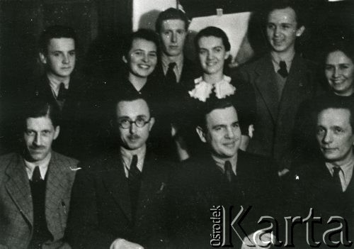 Luty 1941, Craiova, Rumunia.
Polscy uchodźcy w Rumunii podczas II wojny światowej - grono profesorskie liceum i maturzyści, drugi od lewej siedzi nauczyciel łaciny Kazimierz Czernicki ps. 