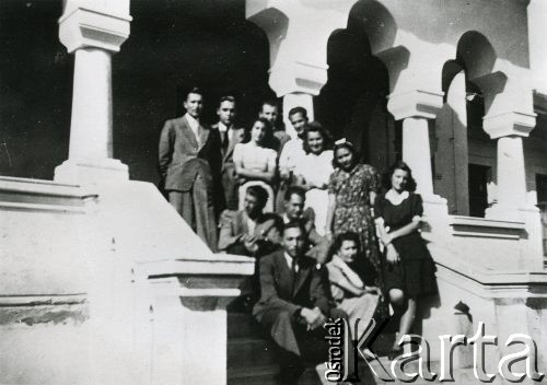 Sierpień 1942, Mihaile, Rumunia.
Polscy uchodźcy w Rumunii podczas II wojny światowej - grupa osób przed dworkiem Petrice Grigorescu.
Fot. NN, zbiory Ośrodka KARTA, udostępniła Wanda Bem.