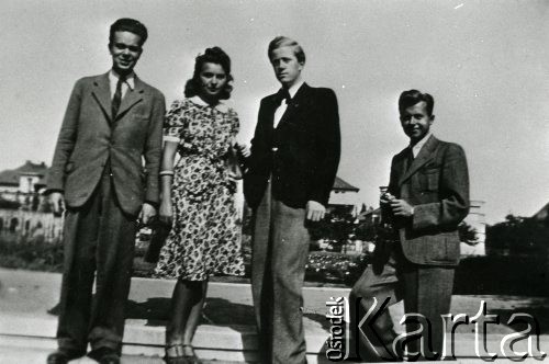 Wrzesień 1942, Rumunia.
Polscy uchodźcy w Rumunii podczas II wojny światowej: Antoni Tarczewski, Stanisław Wisłocki, Wanda Robaczewska, Ionel Popescu.
Fot. NN, zbiory Ośrodka KARTA, udostępniła Wanda Bem.