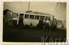 Wrzesień 1939, Czerniowce, Rumunia.
Ewakuacja urzędników MSW do Rumunii. Postój autobusu na granicy polsko-rumuńskiej. Na zdjęciu  Wanda i Jadwiga Robaczewskie, Irena i Danuta Czapińskie. Mężczyzna po prawej to naczelnik wydziału w Departamencie Finansowo-Budżetowym MSW - Krajewski.
Fot. NN, zbiory Ośrodka KARTA, udostępniła Wanda Bem
