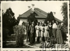 Sierpień 1942, Mihaile, Rumunia.
Polscy uchodźcy w Rumunii podczas II wojny światowej - grupa osób przed dworkiem Petrice Grigorescu.
Fot. NN, zbiory Ośrodka KARTA, udostępniła Wanda Bem