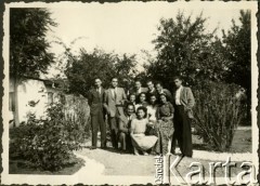 Sierpień 1942, Mihaile, Rumunia.
Polscy uchodźcy w Rumunii podczas II wojny światowej - grupa osób przed dworkiem Petrice Grigorescu.
Fot. NN, zbiory Ośrodka KARTA, udostępniła Wanda Bem