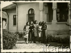 Sierpień 1942, Mihaile, Rumunia.
Polscy uchodźcy w Rumunii podczas II wojny światowej - grupa osób przed dworkiem Petrice Grigorescu. W środku Wanda Robaczewska-Bem.
Fot. NN, zbiory Ośrodka KARTA, udostępniła Wanda Bem