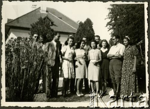 Sierpień 1942, Mihaile, Rumunia.
Polscy uchodźcy w Rumunii podczas II wojny światowej - grupa osób przed dworkiem Petrice Grigorescu.
Fot. NN, zbiory Ośrodka KARTA, udostępniła Wanda Bem