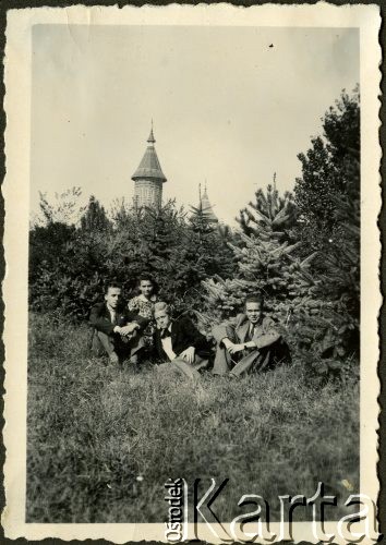 Wrzesień 1942, Timisoara, Rumunia.
Polscy uchodźcy w Rumunii podczas II wojny światowej - na spacerze. W tle wieża Soboru Prawosławnego.
Fot. NN, zbiory Ośrodka KARTA, udostępniła Wanda Bem