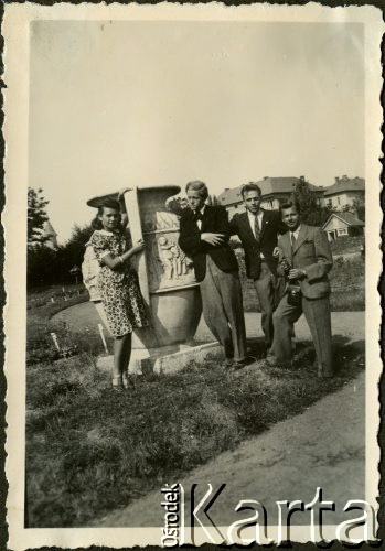 Wrzesień 1942, Timisoara, Rumunia.
Polscy uchodźcy w Rumunii podczas II wojny światowej - na spacerze. Przy amforze: Wanda Robaczewska-Bem i Stanisław Wisłocki.
Fot. NN, zbiory Ośrodka KARTA, udostępniła Wanda Bem