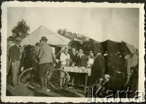 Lata 40., Rumunia.
Polscy uchodźcy w Rumunii podczas II wojny światowej - targowisko (?)
Fot. NN, zbiory Ośrodka KARTA, udostępniła Wanda Bem