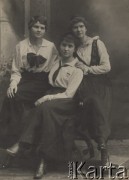 Styczeń 1918, Lublin.
Halina Orłowska, Stanisława Witwińska i Maria Merzowicz w białych bluzkach i ciemnych spódnicach.
Fot. NN, zbiory Ośrodka KARTA, udostępniła Wanda Bem