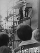 Czerwiec 1981, Poznań, Polska.
Montaż elementów pomnika Ofiar Czerwca 1956.
Fot. Wacław Rymko, zbiory Ośrodka KARTA

