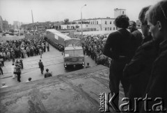 Czerwiec 1981, Poznań, Polska.
Zakłady Przemysłu Metalowego im. Cegielskiego - transport elementów pomnika Ofiar Czerwca 1956.
Fot. Wacław Rymko, zbiory Ośrodka KARTA

