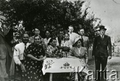1944, Turnu Macurele, Rumunia.
Polscy uchodźcy. Na fotografii m.in. państwo Rybiałkowie, Sikorscy, Stanisława Borkowska z córką Janiną i pan Domański.
Fot. NN, zbiory Ośrodka KARTA, udostępniła Janina Borkowska-Guzin.
