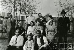 1944, Turnu Macurele, Rumunia.
Polscy uchodźcy. Na fotografii m.in. pan Domański, państwo Rybiałkowie, Sikorscy, Stanisława Borkowska z córką Janiną.
Fot. NN, zbiory Ośrodka KARTA, udostępniła Janina Borkowska-Guzin.