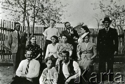 1944, Turnu Macurele, Rumunia.
Polscy uchodźcy. Na fotografii m.in. pan Domański, państwo Rybiałkowie, Sikorscy, Stanisława Borkowska z córką Janiną.
Fot. NN, zbiory Ośrodka KARTA, udostępniła Janina Borkowska-Guzin.