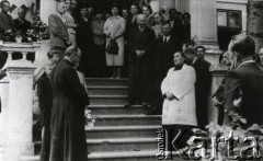 1943, Caracal, Rumunia.
Spotkanie duszpasterza, prawdopodobnie ks. Stanisława Skudrzyka z polskimi uchodźcami. Fotografia wykonana przed budynkiem Amerykańskiej Komisji Pomocy Polakom.
Fot. NN, zbiory Ośrodka KARTA, udostępniła Janina Borkowska-Guzin.