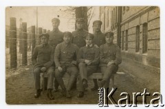 1917, Szczypiorno.
Żołnierze I i II Brygady Legionów, internowani w obozie jenieckim po odmowie przysięgi na wierność Niemcom.
Fot. NN, zbiory Fundacji Ośrodka KARTA, kolekcja Kazimierza Bąkowskiego
