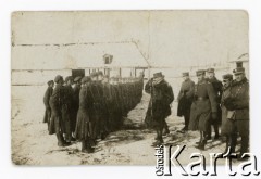 01.02.1919, Bartatów, Polska.
Wojna polsko-ukraińska, n/z generał Joseph Barthelemy (6P) dokonuje przeglądu kompanii I Warszawskiego Batalionu Ochotniczego Oddziału Odsieczy Lwowa. N/z m.in. płk. Sikorski, por. Haberling, por. Krzanowski, kpt Kozubski.
Fot. autor nieznany, kolekcja Eugeniusza Bochmana, zbiory Fundacji Ośrodka KARTA
