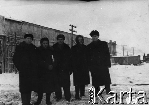 Październik 1954, Norylsk, Krasnojarski Kraj, ZSRR.
Byli więźniowie łagrów Norylska. Od lewej: N.I. Nikitin, R.I. Szałajewa, Julian Tarnawczyk (po uzyskaniu wizy wyjazdowej, przed wyjazdem do Polski), Tonia i Albert Besztak. W tle zakład pracy.
Fot. NN, zbiory Ośrodka KARTA, udostępnił Julian Tarnawczyk