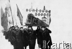 7.11.1955, Norylsk, Krasnojarski Kraj, ZSRR.
Grupa kolejarzy podczas pochodu z okazji rocznicy rewolucji październikowej. Z przodu idą, m.in.: naczelnik kolei Lewejd Fiedorenko, w środku sekretarz partyjnej organizacji Żewoka, z prawej 