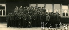 Maj 1941, Dorsten, Niemcy.
Polscy oficerowie oddani Niemcom przez Rumunów, grupa żołnierzy przed budynkiem.
Fot. NNH, zbiory Ośodka KARTA, udostępnił Adam Krajewski.