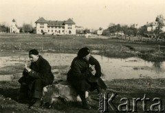 1940-1941, Calimanesti, Rumunia.
Polscy żołnierze w obozie internowania - dwaj mężczyźni palą papierosy siedząc na dużym kamieniu. W tle zabudowania, na odwrocie pieczęć: