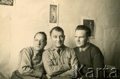 Luty 1940, Targu-Jiu, Rumunia.
Obóz internowania żołnierzy Wojska Polskiego, siedzą od prawej: Jaśkiewicz, kpt. pilot Tadeusz Krajewski, ppor. pilot Adam Rotszyld.
Fot. NN, zbiory Ośrodka Karta, album (A-XIII), udostępnił A. Krajewski.