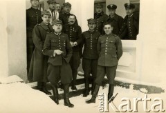1940, Targu-Jiu, Rumunia
 Obóz internowania żołnierzy Wojska Polskiego, przed barakiem stoi dwunastu oficerów w mundurach wz. 36, rogatywkach polowych i czapkach lotniczych garnizonowych wz. 36. Pierwszy od prawej (na ganku) stoi kpt. pilot obserwator Tadeusz Krajewski. Na odwrocie pieczątka Oflag VI/B Geprüft 7a. 
 Fot. NN, zbiory Ośrodka Karta, album (A-XIII), udostępnił A. Krajewski.
   
