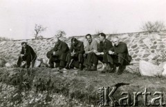 1940, Targu-Jiu, Rumunia
 Obóz internowania żołnierzy Wojska Polskiego. Pod murem ogrodzenia obozu siedzi sześciu oficerów, od prawej porucznik lotnik NN, kpt. pilot obserwator Tadeusz Krajewski, podporucznik pilot Adam Rotszyld, por. pilot NN, ppor. pilot. NN, NN. Na odwrocie pieczątka Oflag VI/B Geprüft 7a.
 Fot. NN, zbiory Ośrodka Karta, album (A-XIII), udostępnił A. Krajewski.
   
