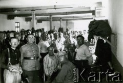 1940, Targu-Jiu, Rumunia.
Obóz internowania żołnierzy Wojska Polskiego, wnętrze baraku mieszkalnego. Na odwrocie pieczątka Oflag VI/B Geprüft  7a. 
Fot. NN, zbiory Ośrodka Karta, album (A-XIII), udostępnił A. Krajewski.

[II wojna światowa, lata 40-te, Polacy w Rumunii, Targu Jiu, obóz internowania dla żołnierzy WP, Wojsko Polskie, obozy, internowanie, jeńcy, internowani, żołnierze, oficerowie]