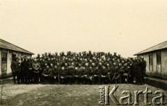 1940, Targu-Jiu, Rumunia.
 Zdjęcie zbiorowe internowanych oficerów Wojska Polskiego i oficerów armii rumuńskiej, wykonane pomiędzy barakami. Na odwrocie pieczątka Oflag VI/B Geprüft  7a. 
 Fot. NN, zbiory Ośrodka Karta, album (A-XIII), udostępnił A. Krajewski.
   
