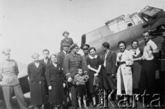 1939, Rumunia.
Żołnierze polscy i rumuńscy oraz osoby cywilne stoją obok samolotu.
Fot. NN, zbiory Ośrodka KARTA, udostepniła Valeria Ciesielschi.