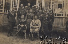 1.05.1934, Nowo Święciany, woj. Wilno, Polska
Oficerowie Korpusu Ochrony Pogranicza, z lewej siedzi dowódca KOP w latach 1930-39, generał Jan Kruszewski, obok niego pułkownik Szuster-Krok, z tyłu stoją: major Stefan Kotowski, kapitanowie: Bronisław Krakowski, Stefan Cebula, Stefan Rundumański, Krach, Kalfas i inni.
Fot. NN, zbiory Ośrodka KARTA, udostępnił Józef Martyna.

