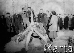 Maj 1956, Tomsk, Tomska obł., ZSRR.
Polacy deportowani do ZSRR - pogrzeb zmarłej na zsyłce Teresy Bańkowskiej-Wimbor (matka Wandy Wimbor).
Fot. Kazimierz Wimbor, zbiory Ośrodka KARTA, udostępniła Wanda Wimbor